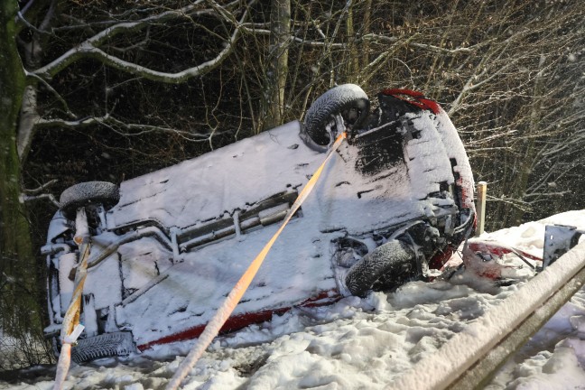 Auto �berschlagen: F�nf Verletzte bei schwerem Verkehrsunfall in Aichkirchen
