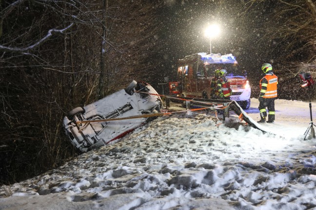 Auto �berschlagen: F�nf Verletzte bei schwerem Verkehrsunfall in Aichkirchen