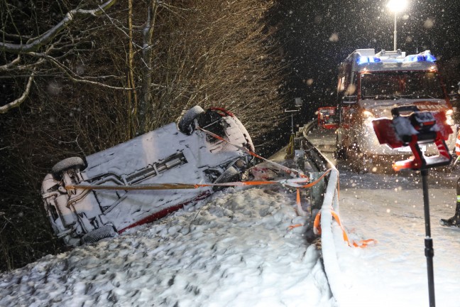 Auto �berschlagen: F�nf Verletzte bei schwerem Verkehrsunfall in Aichkirchen