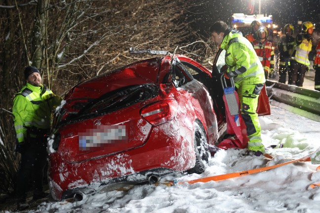 Auto �berschlagen: F�nf Verletzte bei schwerem Verkehrsunfall in Aichkirchen