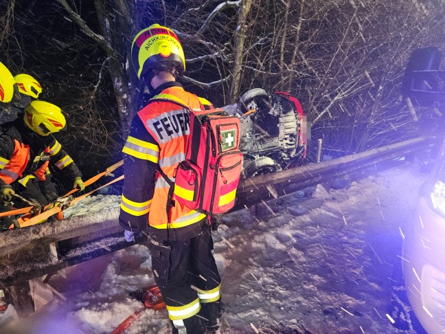 Auto �berschlagen: F�nf Verletzte bei schwerem Verkehrsunfall in Aichkirchen