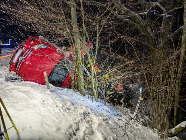 Auto �berschlagen: F�nf Verletzte bei schwerem Verkehrsunfall in Aichkirchen