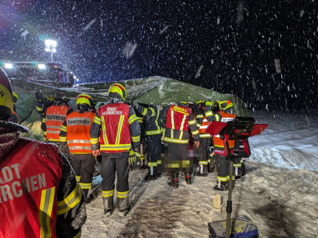 Auto �berschlagen: F�nf Verletzte bei schwerem Verkehrsunfall in Aichkirchen