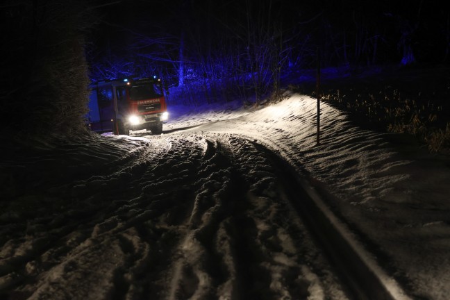 H�ngengebliebes Taxi: Einsatzkr�fte zu Fahrzeugbrand nach Edt bei Lambach alarmiert