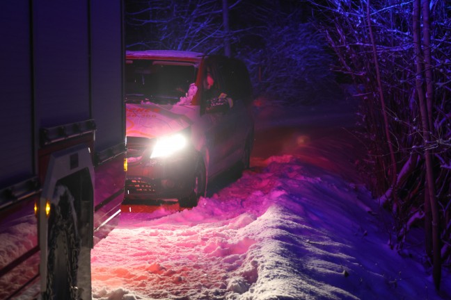 H�ngengebliebes Taxi: Einsatzkr�fte zu Fahrzeugbrand nach Edt bei Lambach alarmiert