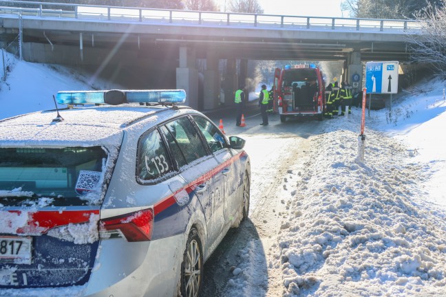 Schwerer Verkehrsunfall: Auto in Tumeltsham frontal gegen Br�ckenpfeiler gekracht