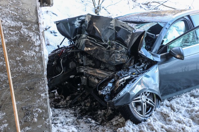 Schwerer Verkehrsunfall: Auto in Tumeltsham frontal gegen Br�ckenpfeiler gekracht