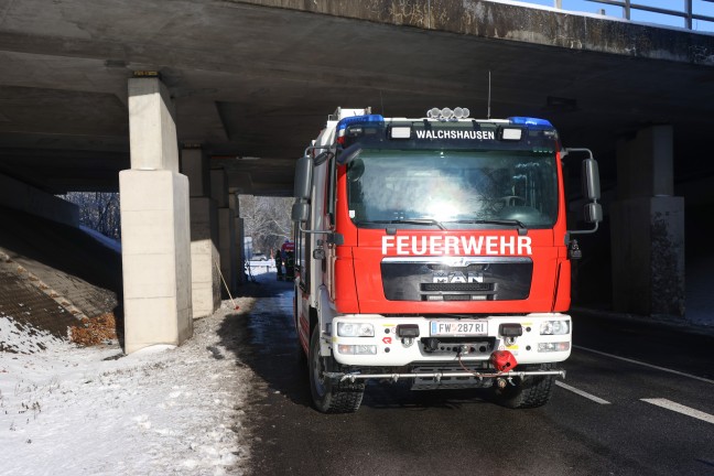 Schwerer Verkehrsunfall: Auto in Tumeltsham frontal gegen Br�ckenpfeiler gekracht