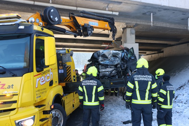 Schwerer Verkehrsunfall: Auto in Tumeltsham frontal gegen Br�ckenpfeiler gekracht