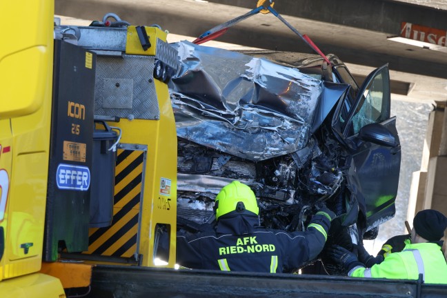 Schwerer Verkehrsunfall: Auto in Tumeltsham frontal gegen Br�ckenpfeiler gekracht
