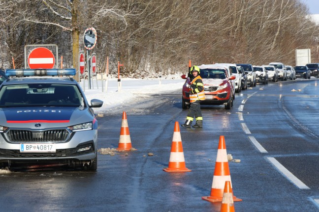 Schwerer Verkehrsunfall: Auto in Tumeltsham frontal gegen Br�ckenpfeiler gekracht