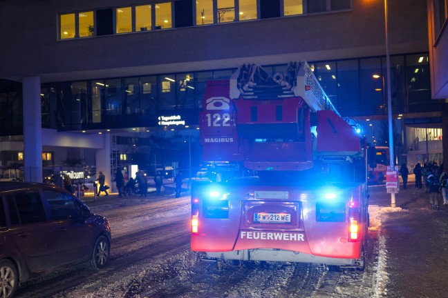 Brandmeldeausl�sung: Mehrere Kr�fte der Feuerwehr im Klinikum in Wels-Neustadt im Einsatz