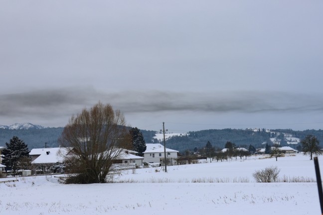 Drei Feuerwehren bei Brand bei einem Lagerplatz eines Unternehmens in Scharnstein im Einsatz