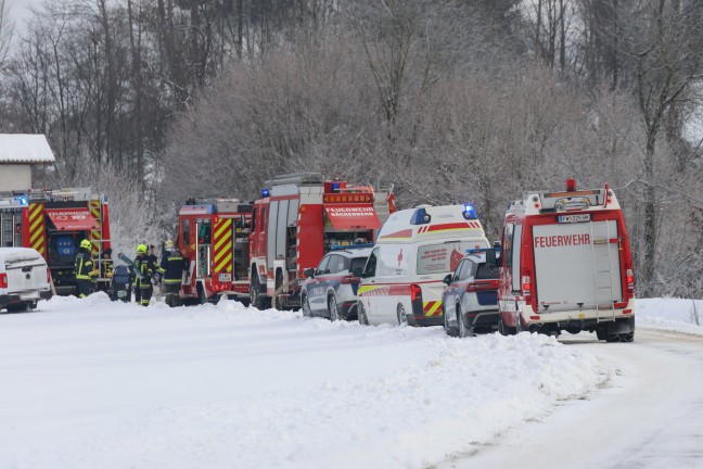 Drei Feuerwehren bei Brand bei einem Lagerplatz eines Unternehmens in Scharnstein im Einsatz