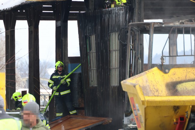 Drei Feuerwehren bei Brand bei einem Lagerplatz eines Unternehmens in Scharnstein im Einsatz