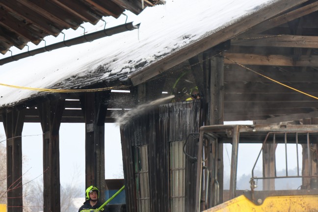 Drei Feuerwehren bei Brand bei einem Lagerplatz eines Unternehmens in Scharnstein im Einsatz