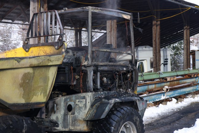 Drei Feuerwehren bei Brand bei einem Lagerplatz eines Unternehmens in Scharnstein im Einsatz