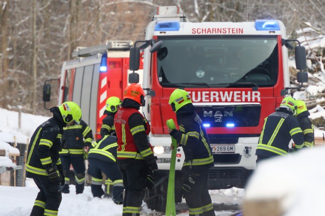 Drei Feuerwehren bei Brand bei einem Lagerplatz eines Unternehmens in Scharnstein im Einsatz