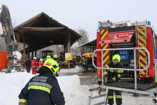 Drei Feuerwehren bei Brand bei einem Lagerplatz eines Unternehmens in Scharnstein im Einsatz