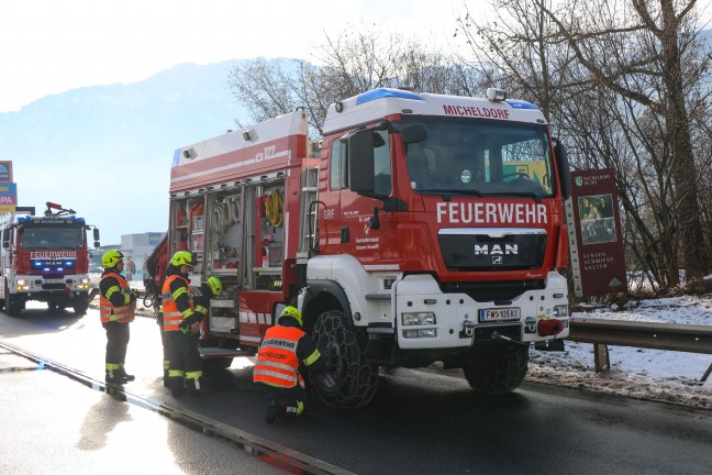 Auto auf Pyhrnpass Stra�e bei Micheldorf in Ober�sterreich von der Stra�e abgekommen