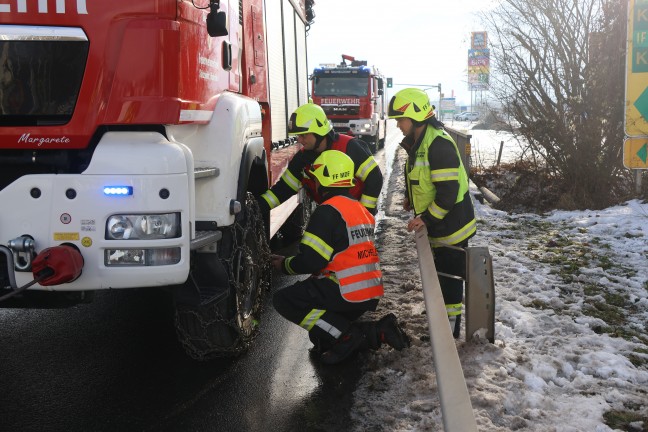 Auto auf Pyhrnpass Stra�e bei Micheldorf in Ober�sterreich von der Stra�e abgekommen