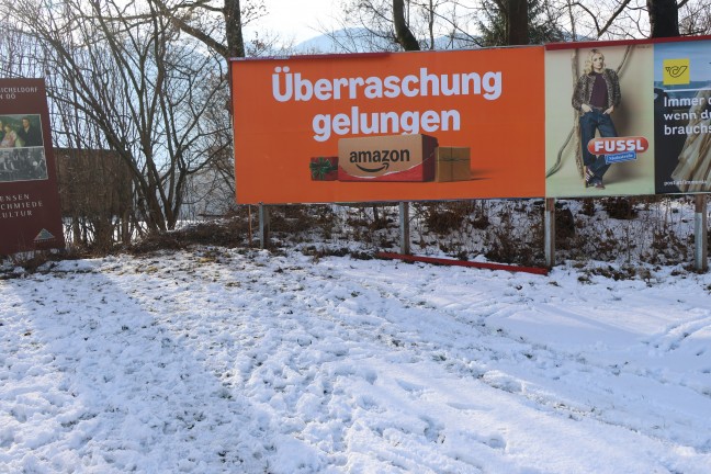 Auto auf Pyhrnpass Stra�e bei Micheldorf in Ober�sterreich von der Stra�e abgekommen