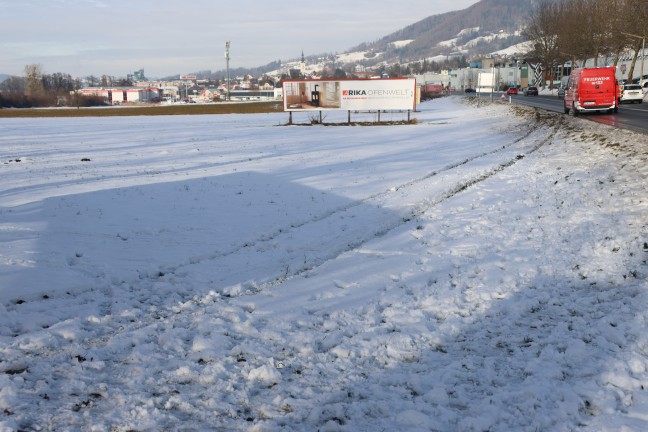 Auto auf Pyhrnpass Stra�e bei Micheldorf in Ober�sterreich von der Stra�e abgekommen