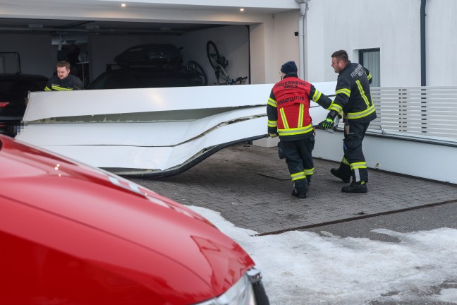 Sicherungseinsatz: Feuerwehr nach Unfall mit Garagentor in Wels-Puchberg im Einsatz