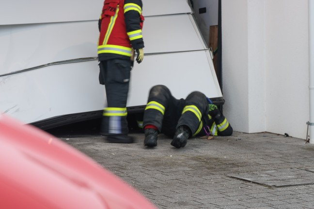 Sicherungseinsatz: Feuerwehr nach Unfall mit Garagentor in Wels-Puchberg im Einsatz