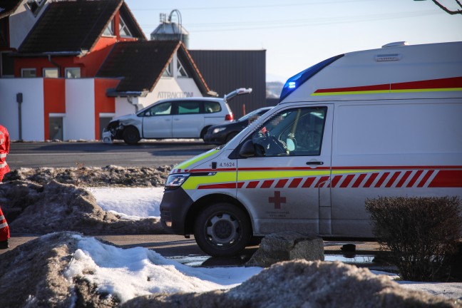 Auto nach Crash auf Wiener Stra�e bei Marchtrenk im Stra�engraben gelandet