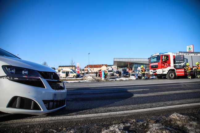 Auto nach Crash auf Wiener Stra�e bei Marchtrenk im Stra�engraben gelandet