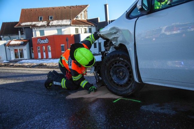 Auto nach Crash auf Wiener Stra�e bei Marchtrenk im Stra�engraben gelandet
