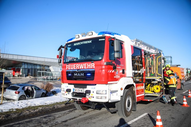 Auto nach Crash auf Wiener Stra�e bei Marchtrenk im Stra�engraben gelandet
