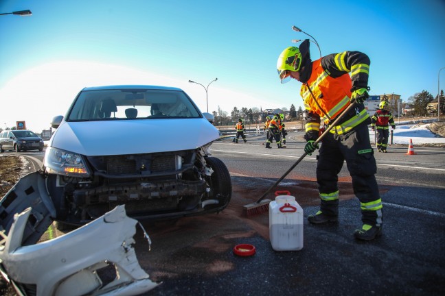 Auto nach Crash auf Wiener Stra�e bei Marchtrenk im Stra�engraben gelandet