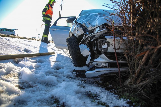 Auto nach Crash auf Wiener Stra�e bei Marchtrenk im Stra�engraben gelandet