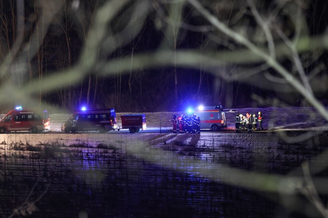 Personenrettung: Abgest�rzte Frau durch Einsatzkr�fte der Feuerwehr aus Steilhang in Lambach gerettet