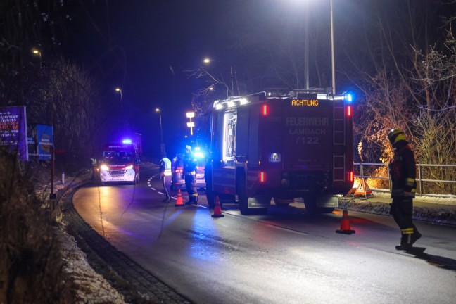 Personenrettung: Abgest�rzte Frau durch Einsatzkr�fte der Feuerwehr aus Steilhang in Lambach gerettet