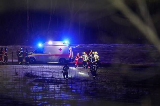 Personenrettung: Abgest�rzte Frau durch Einsatzkr�fte der Feuerwehr aus Steilhang in Lambach gerettet