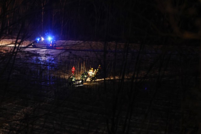 Personenrettung: Abgest�rzte Frau durch Einsatzkr�fte der Feuerwehr aus Steilhang in Lambach gerettet