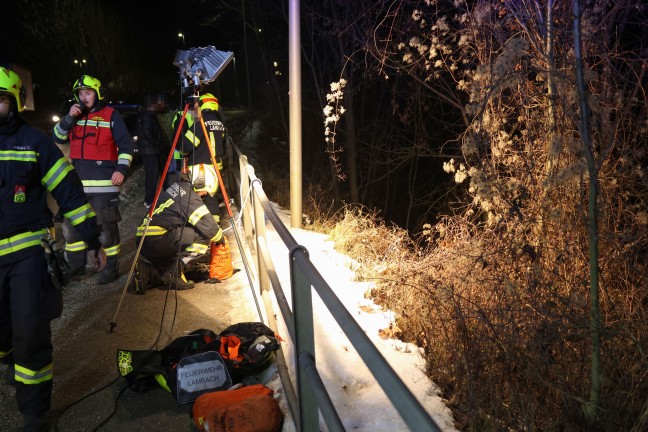 Personenrettung: Abgest�rzte Frau durch Einsatzkr�fte der Feuerwehr aus Steilhang in Lambach gerettet