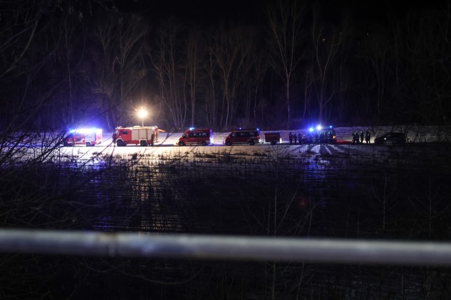 Personenrettung: Abgest�rzte Frau durch Einsatzkr�fte der Feuerwehr aus Steilhang in Lambach gerettet