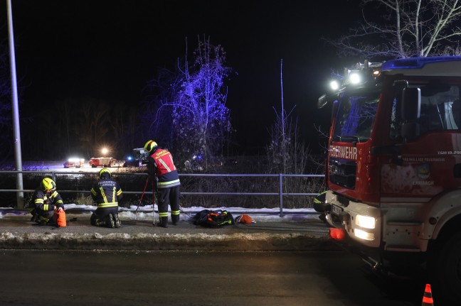Personenrettung: Abgest�rzte Frau durch Einsatzkr�fte der Feuerwehr aus Steilhang in Lambach gerettet