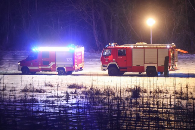 Personenrettung: Abgest�rzte Frau durch Einsatzkr�fte der Feuerwehr aus Steilhang in Lambach gerettet