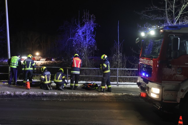 Personenrettung: Abgest�rzte Frau durch Einsatzkr�fte der Feuerwehr aus Steilhang in Lambach gerettet