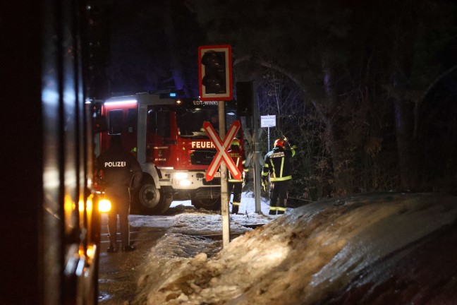Feuerwehr bei Bergung eines PKW �ber vereisten Weg in Edt bei Lambach im Einsatz