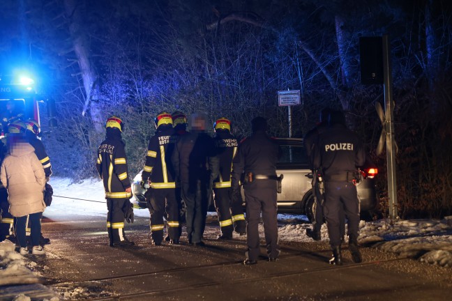 Feuerwehr bei Bergung eines PKW �ber vereisten Weg in Edt bei Lambach im Einsatz