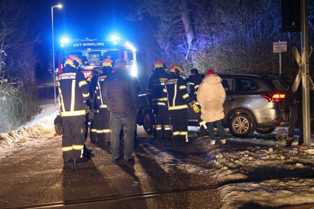 Feuerwehr bei Bergung eines PKW �ber vereisten Weg in Edt bei Lambach im Einsatz
