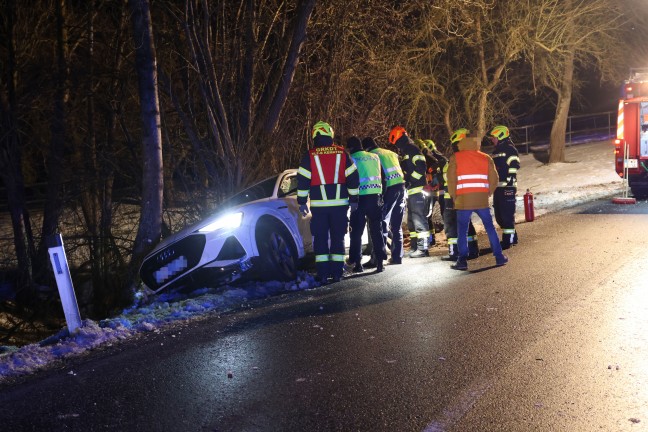 Verkehrsunfall: Auto bei Kematen an der Krems von Stra�e abgekommen