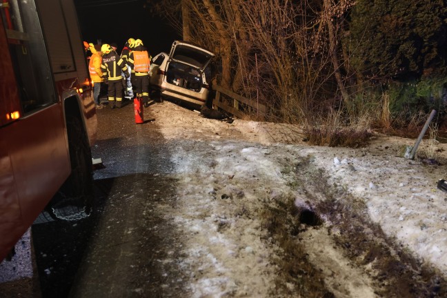 Verkehrsunfall: Auto bei Kematen an der Krems von Stra�e abgekommen