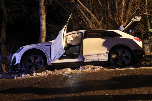 Verkehrsunfall: Auto bei Kematen an der Krems von Stra�e abgekommen